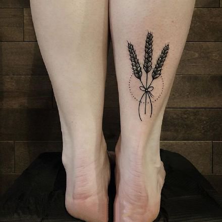 点击大图看下一张：漂亮的小腿后部小清新纹身图案作品