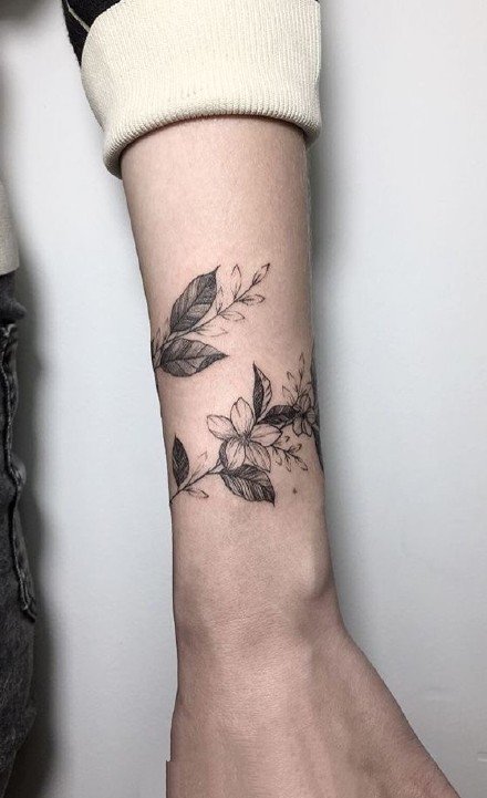 点击大图看下一张：适合女孩子的植物藤蔓环绕手腕纹身