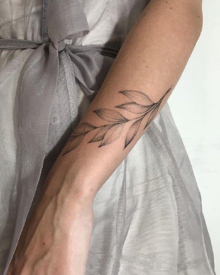 点击大图看下一张：适合女孩子的植物藤蔓环绕手腕纹身