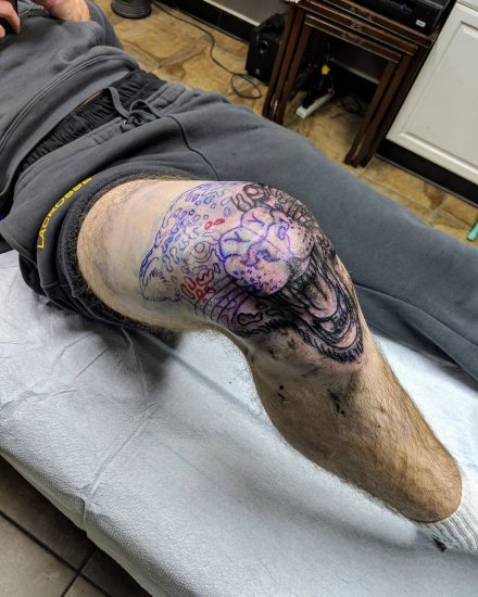 点击大图看下一张：纹在膝盖上的一组创意纹身欣赏