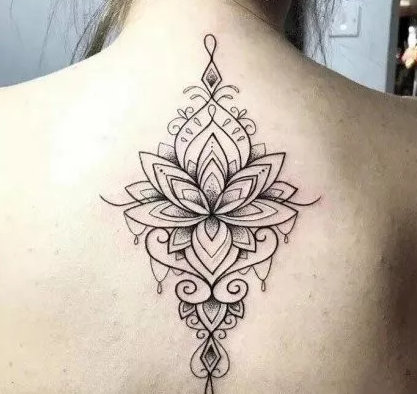 点击大图看下一张：女生后背脊椎处超唯美的莲花梵花纹身图