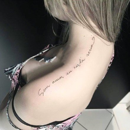 点击大图看下一张：漂亮的女生肩部英文字母纹身图片