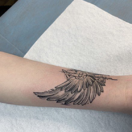 点击大图看下一张：半天使半恶魔的翅膀纹身作品图片