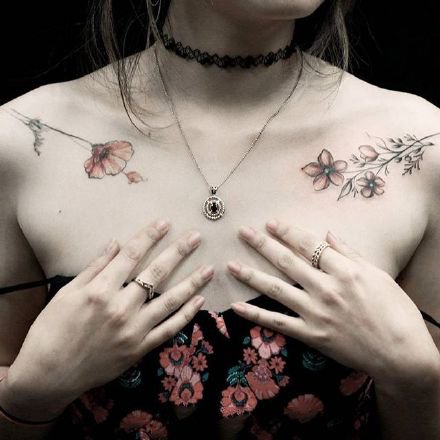 点击大图看下一张：女孩子锁骨肩部的素花纹身图欣赏
