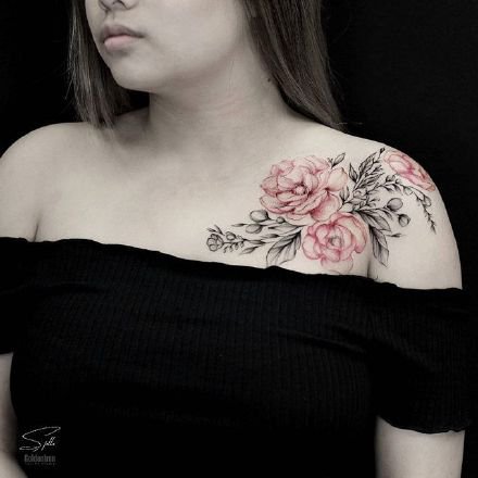点击大图看下一张：女孩子锁骨肩部的素花纹身图欣赏