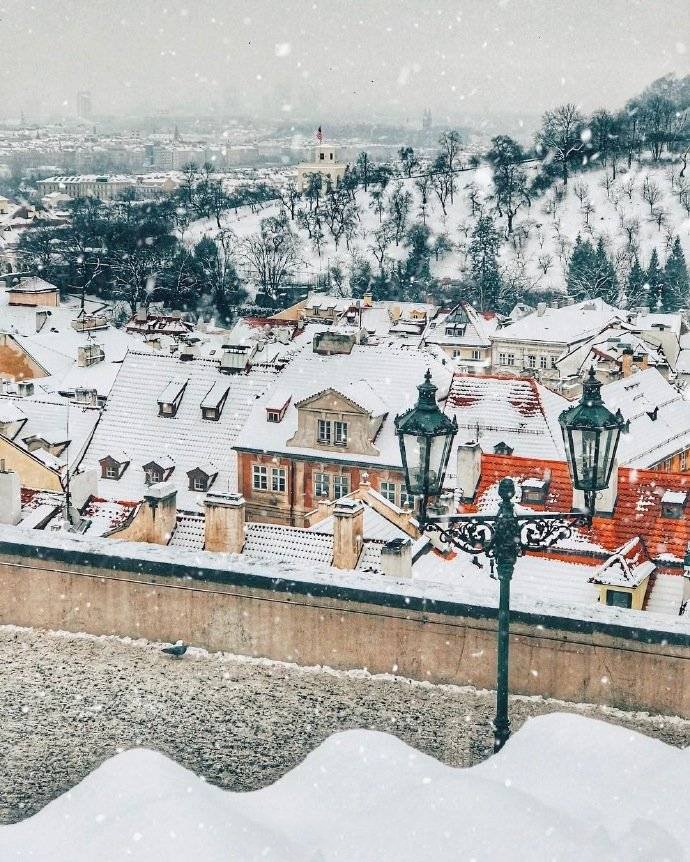 点击大图看下一张：一组冬日里的布拉格下雪的美景图片