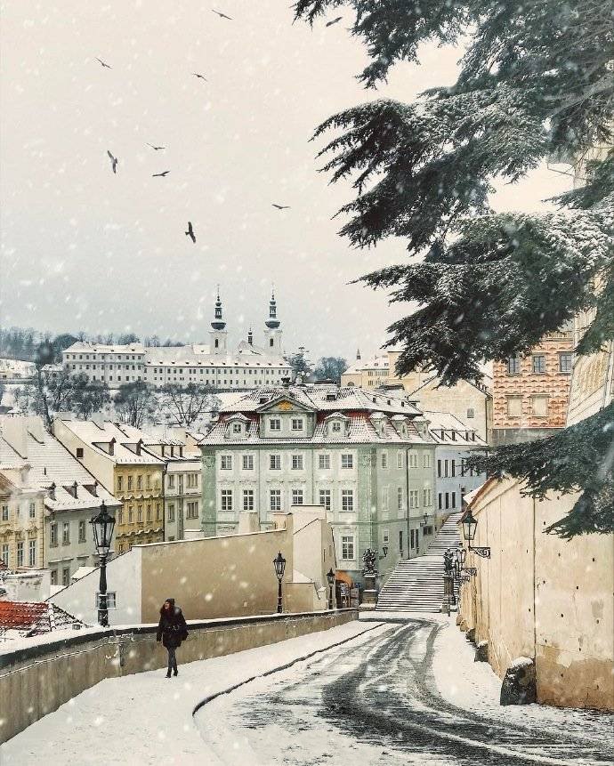 点击大图看下一张：一组冬日里的布拉格下雪的美景图片