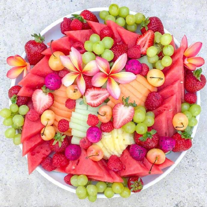 点击大图看下一张：一组五彩缤纷的美味的水果拼盘图片欣赏