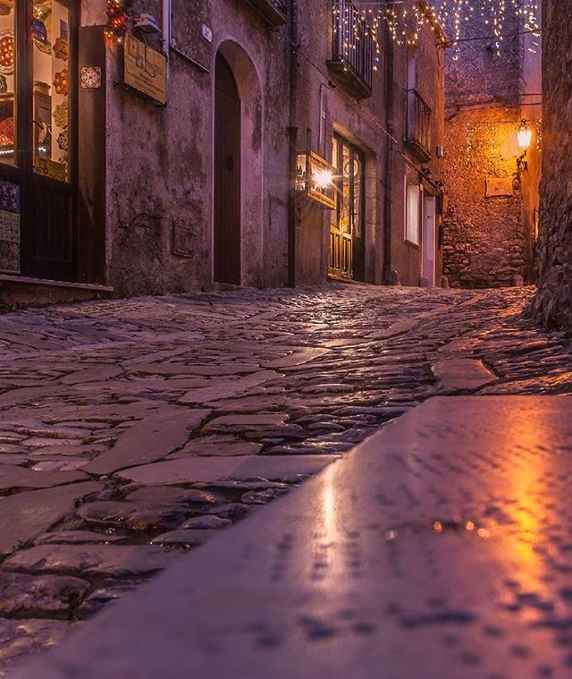 点击大图看下一张：圣朱利亚诺夜晚的街头，安静美好