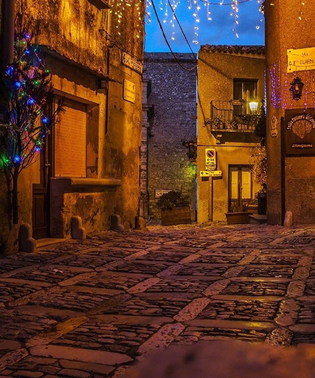 点击大图看下一张：圣朱利亚诺夜晚的街头，安静美好