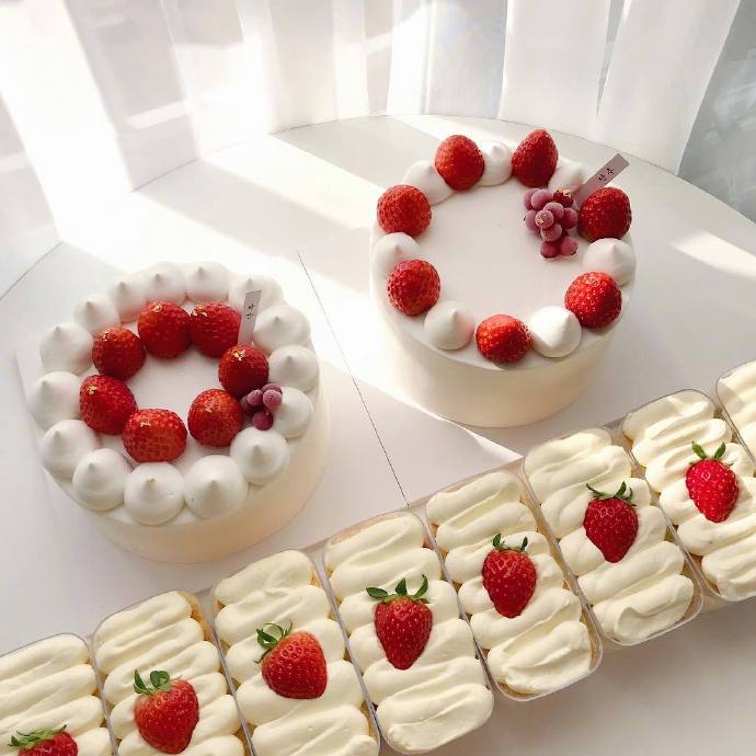 点击大图看下一张：一组超可爱超甜的草莓盒子蛋糕图片