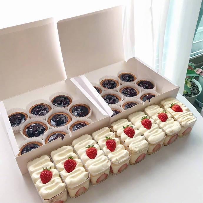 点击大图看下一张：一组超可爱超甜的草莓盒子蛋糕图片