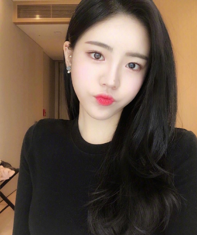 点击大图看下一张：韩国女生甜美清新的日常发型图片欣赏