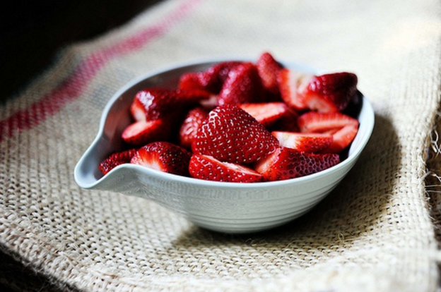 点击大图看下一张：草莓酸酸甜甜的，营养丰富，也被常常使用在甜点里