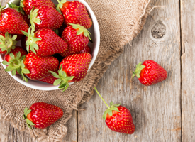 草莓酸酸甜甜的，营养丰富，也被常常使用在甜点里