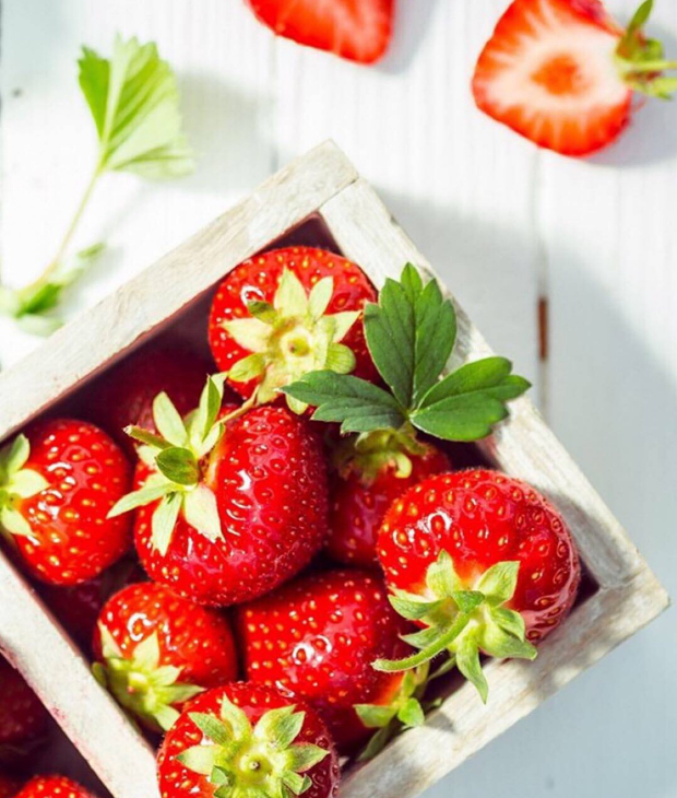 点击大图看下一张：草莓酸酸甜甜的，营养丰富，也被常常使用在甜点里