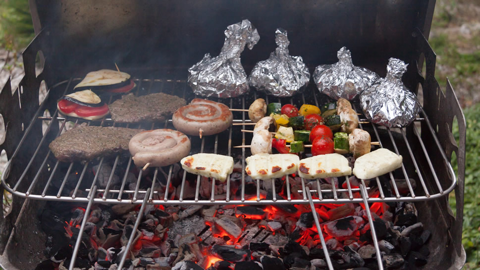 点击大图看下一张：一组超有食欲的野外烧烤图片欣赏