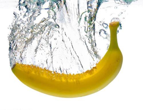点击大图看下一张：一组超有意境感的水中香蕉高清图片欣赏