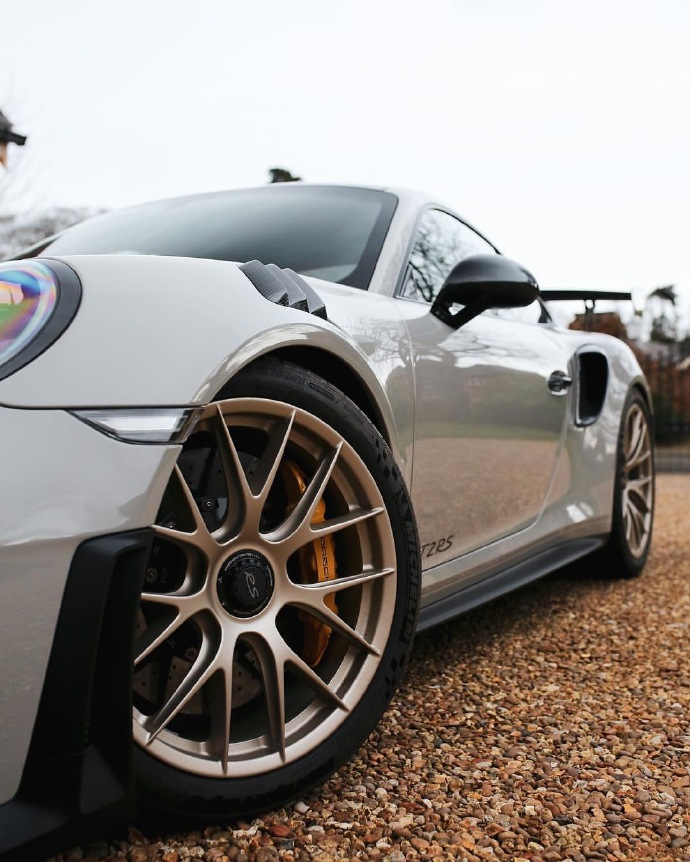 点击大图看下一张：一组水泥灰色 保时捷 911 GT2 RS图片