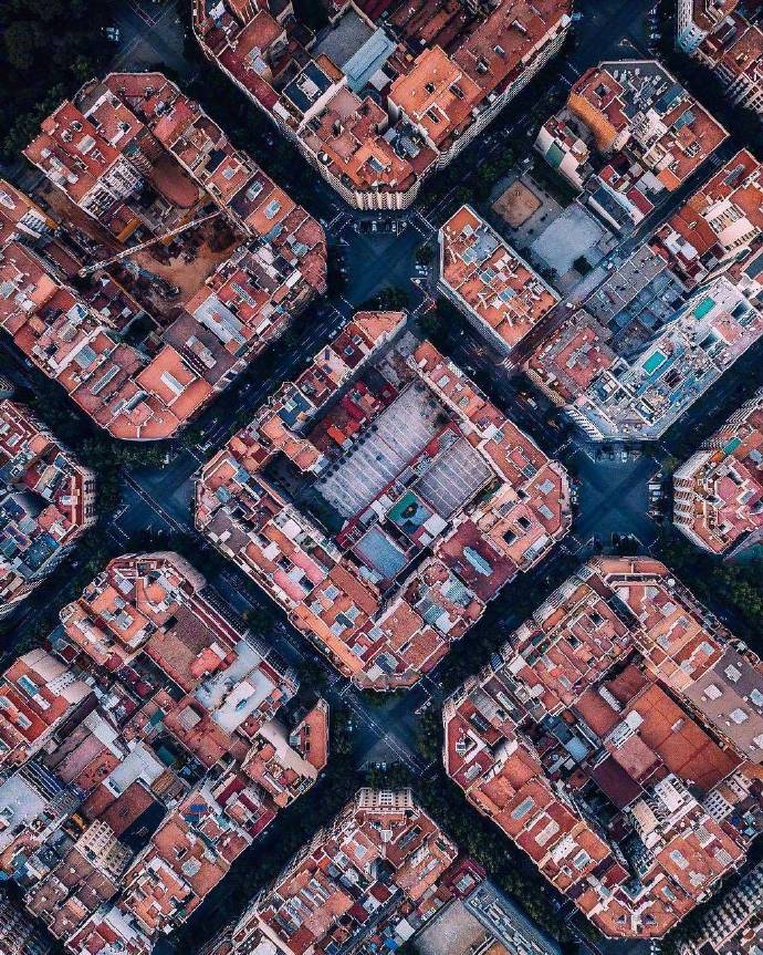 点击大图看下一张：航拍下的巴塞罗那之城 显得十分壮观
