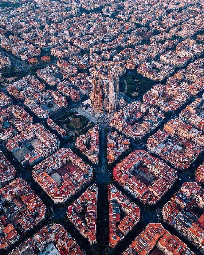 点击大图看下一张：航拍下的巴塞罗那之城 显得十分壮观