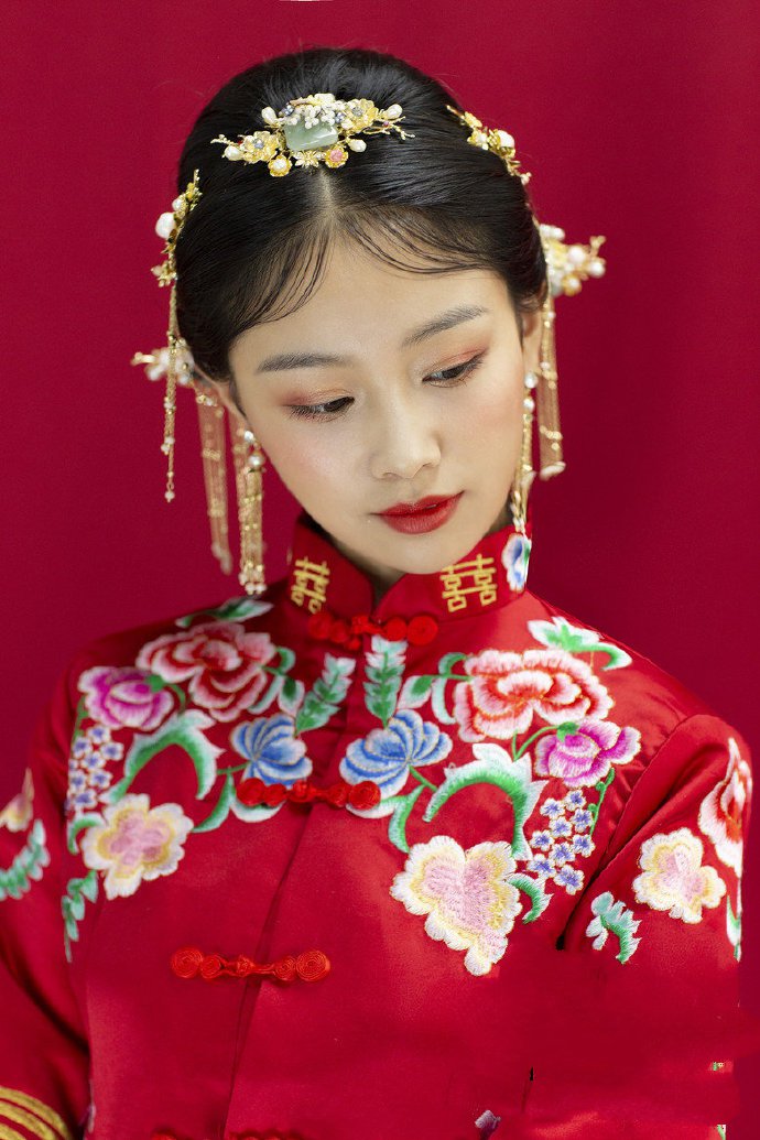 点击大图看下一张：红喜袍，秀禾妆，摒弃千篇一律手法，融入时尚鲜花元素