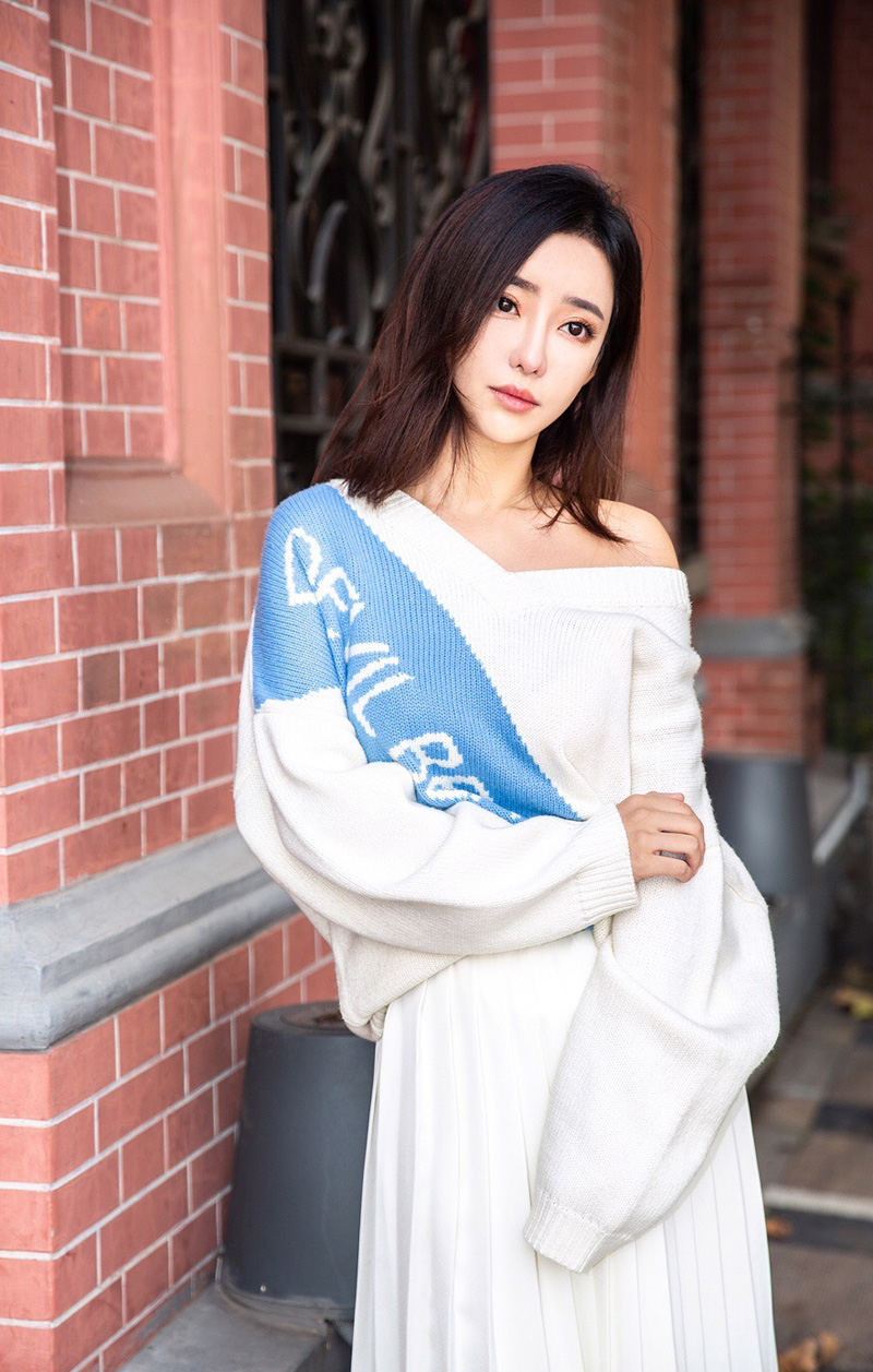 点击大图看下一张：刘凡菲穿毛衣长裙性感迷人写真图片