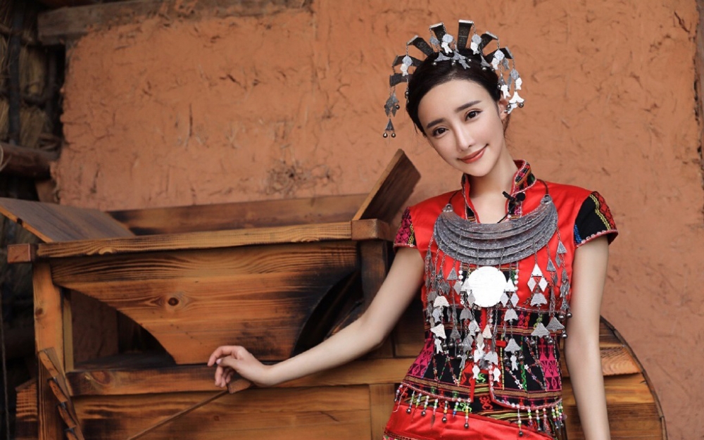 点击大图看下一张：一组 刘凡菲民族服装可爱乖巧图片欣赏