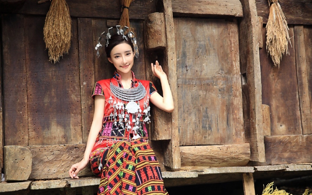 点击大图看下一张：一组 刘凡菲民族服装可爱乖巧图片欣赏