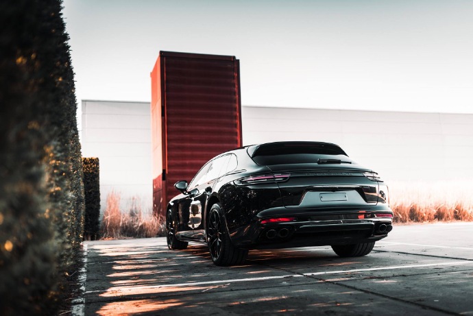 点击大图看下一张：黑化后的保时捷 Porsche Panamera Sport Turismo
