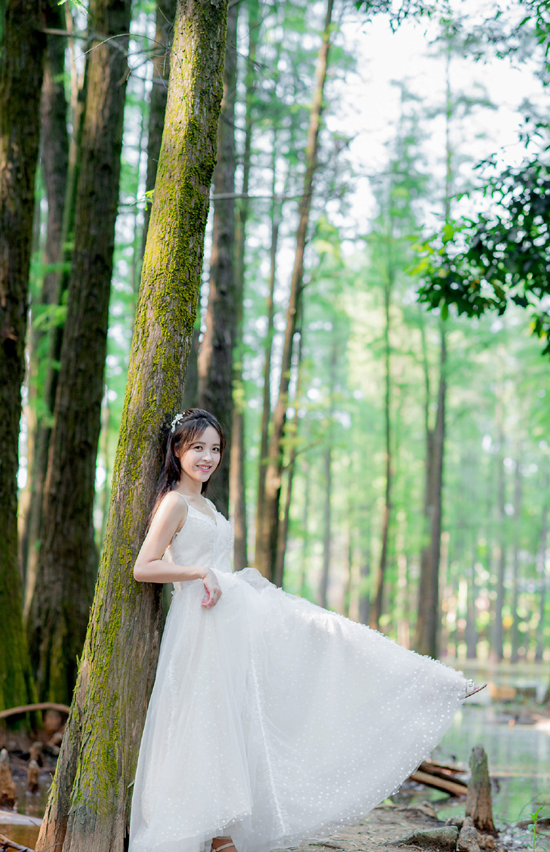 点击大图看下一张：森系美女吊带长裙户外写真图片欣赏