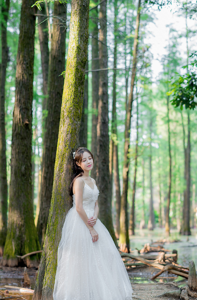 点击大图看下一张：森系美女吊带长裙户外写真图片欣赏