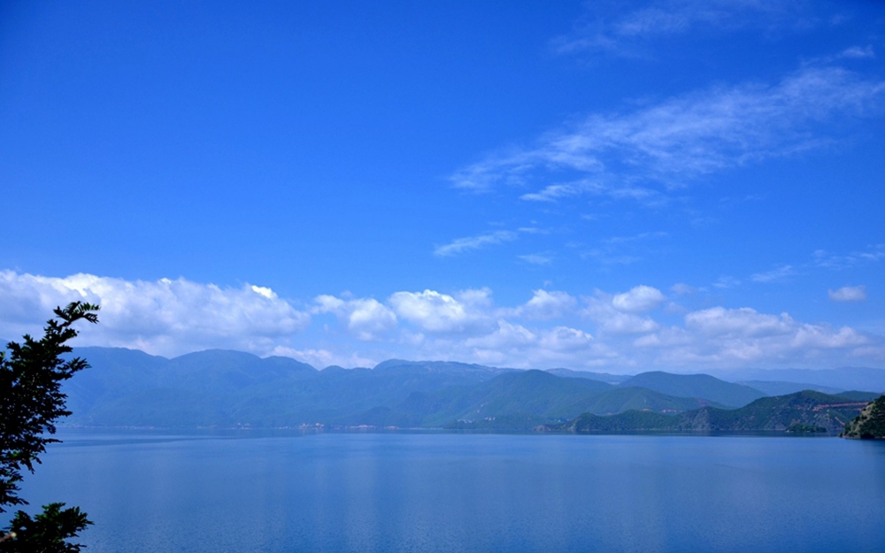 点击大图看下一张：一组清新美丽的泸沽湖自然风景图片
