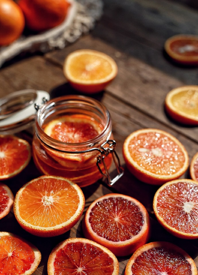 点击大图看下一张：血橙拥有天然红色的果肉，果肉晶莹剔透