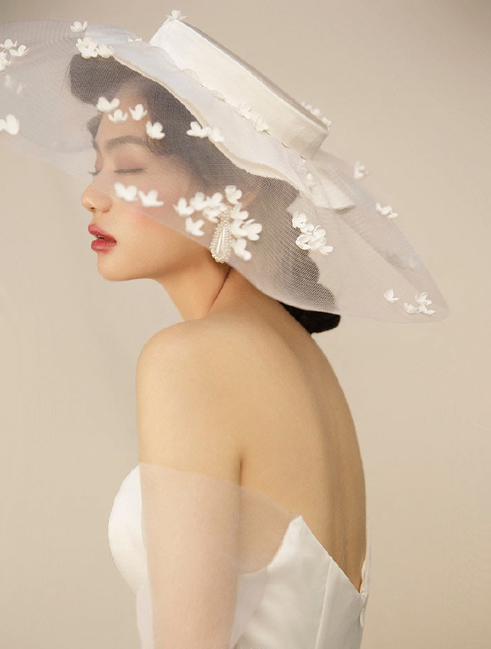 点击大图看下一张：复古帽饰 百变美丽的新娘造型欣赏