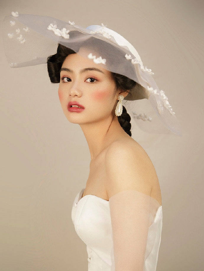 点击大图看下一张：复古帽饰 百变美丽的新娘造型欣赏