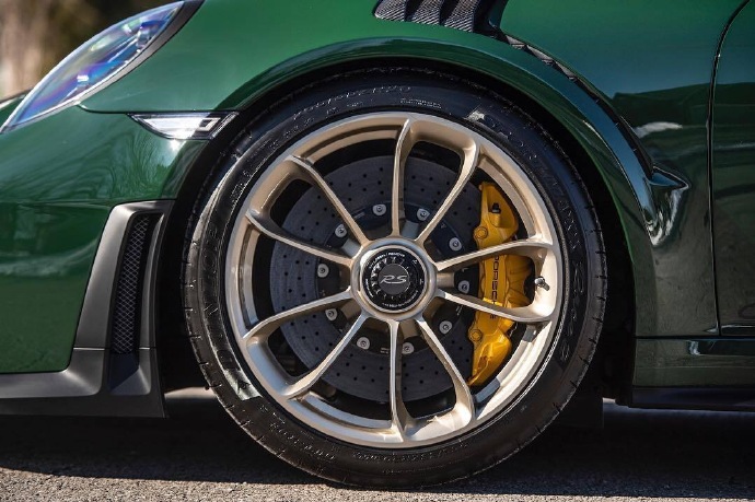 点击大图看下一张：一组赛车绿色的保时捷 911 GT2 RS图片欣赏