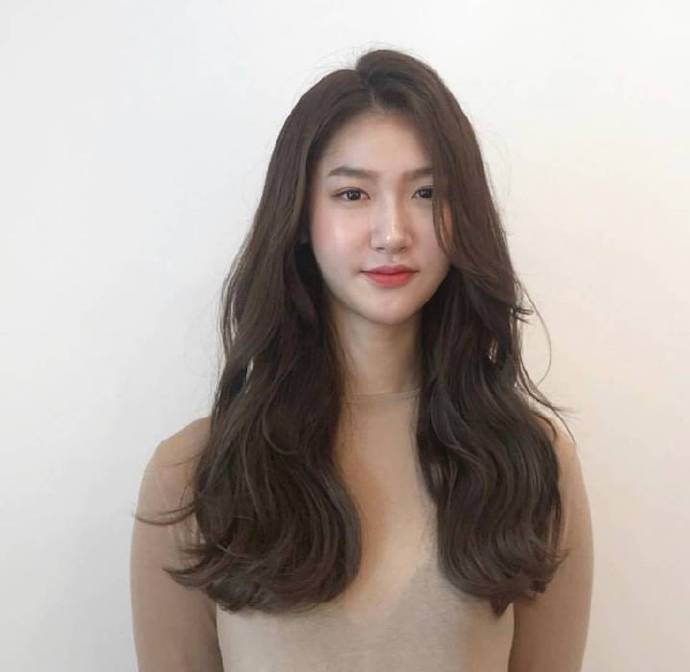 点击大图看下一张：9款美丽大方的女生韩系卷发造型示范