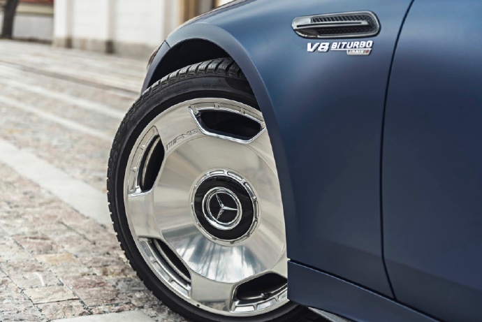 点击大图看下一张：一组帅气的宝蓝色奔驰 AMG GT63S图片