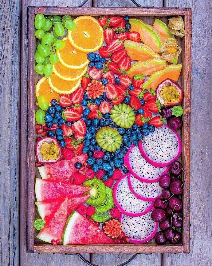 点击大图看下一张：一组各种水果拼出来的五彩水果拼盘欣赏