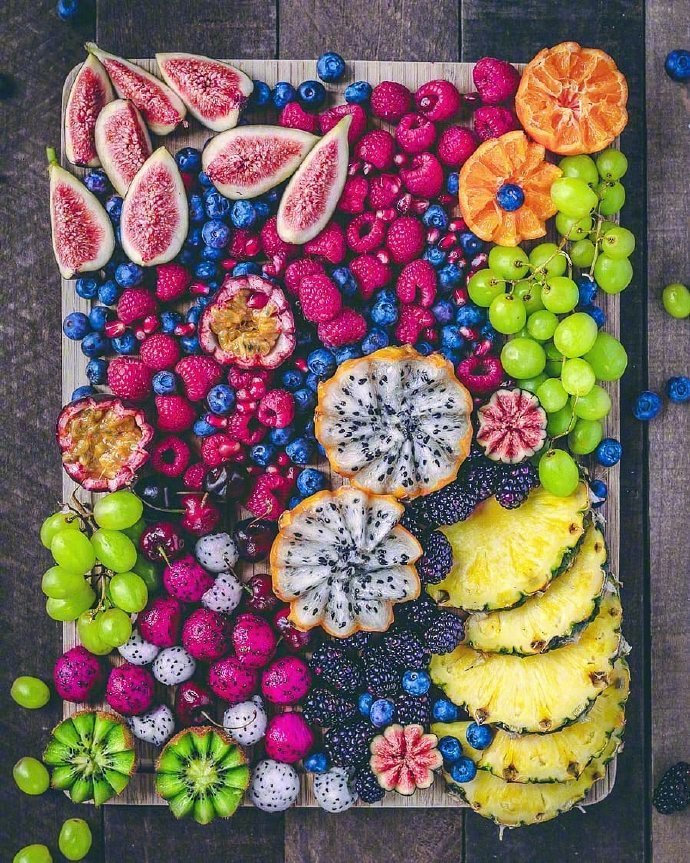 点击大图看下一张：一组各种水果拼出来的五彩水果拼盘欣赏