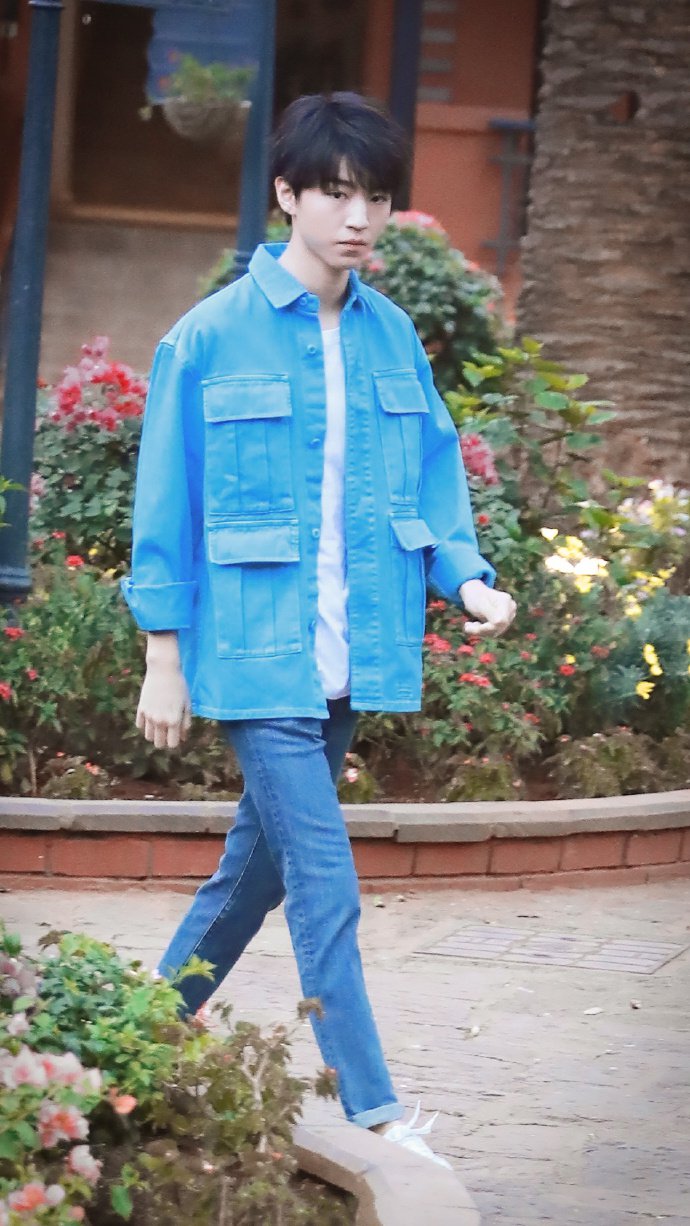 点击大图看下一张：“蓝孩子”王俊凯，一身牛仔装好清爽啊
