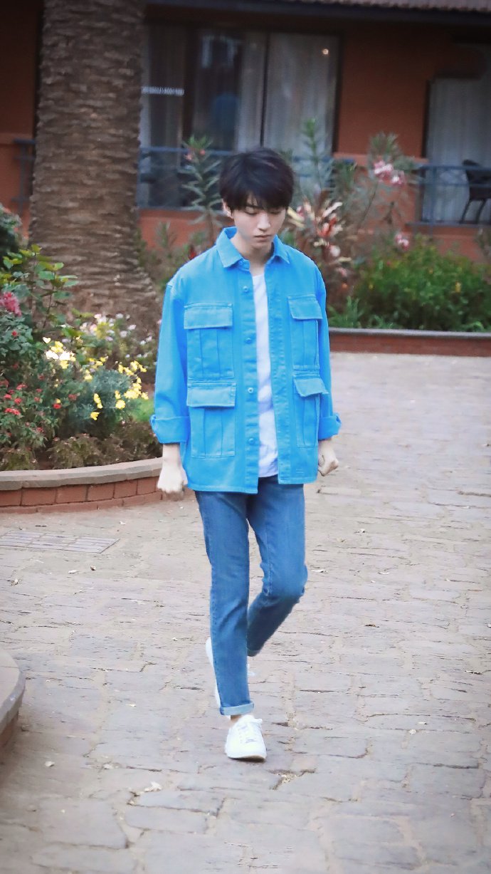 点击大图看下一张：“蓝孩子”王俊凯，一身牛仔装好清爽啊