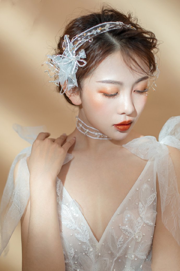 点击大图看下一张：春天的姑娘脸上有一千道光芒 韩式仙美新娘造型