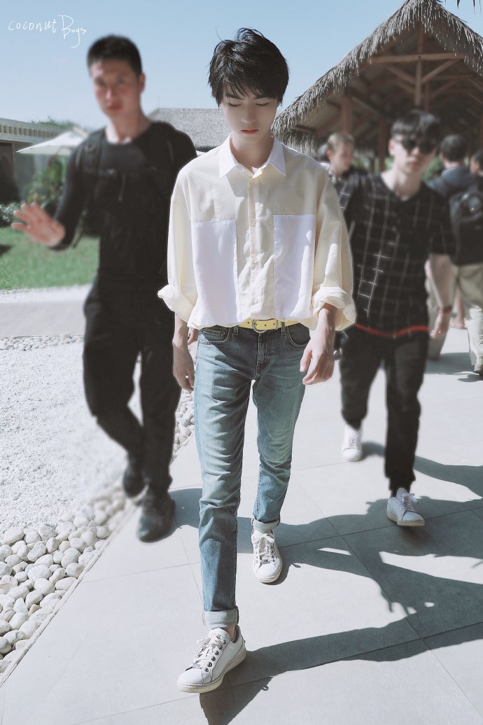点击大图看下一张：清爽少年王俊凯，黄白色衬衫搭配浅蓝色牛仔裤