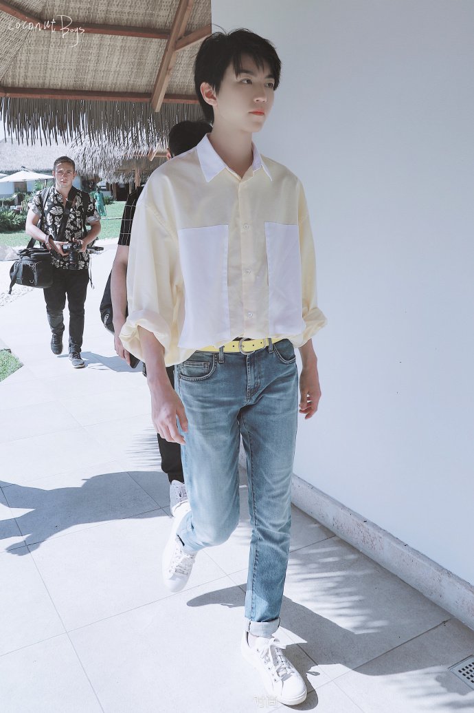 点击大图看下一张：清爽少年王俊凯，黄白色衬衫搭配浅蓝色牛仔裤
