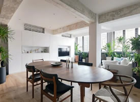 111.5平方米公寓设计与整个公寓温暖的橡木和黄铜色调相辅相成