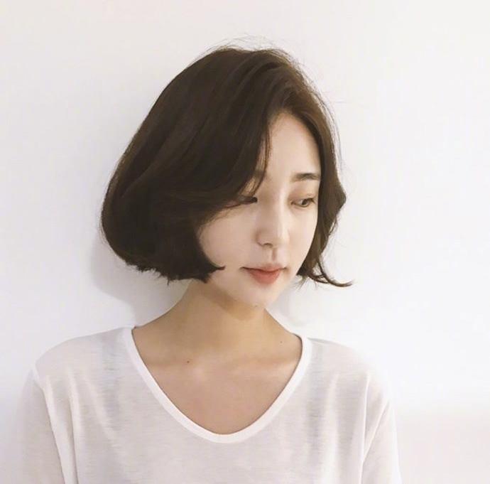 点击大图看下一张：一组韩系女生微卷温柔感短发图片欣赏
