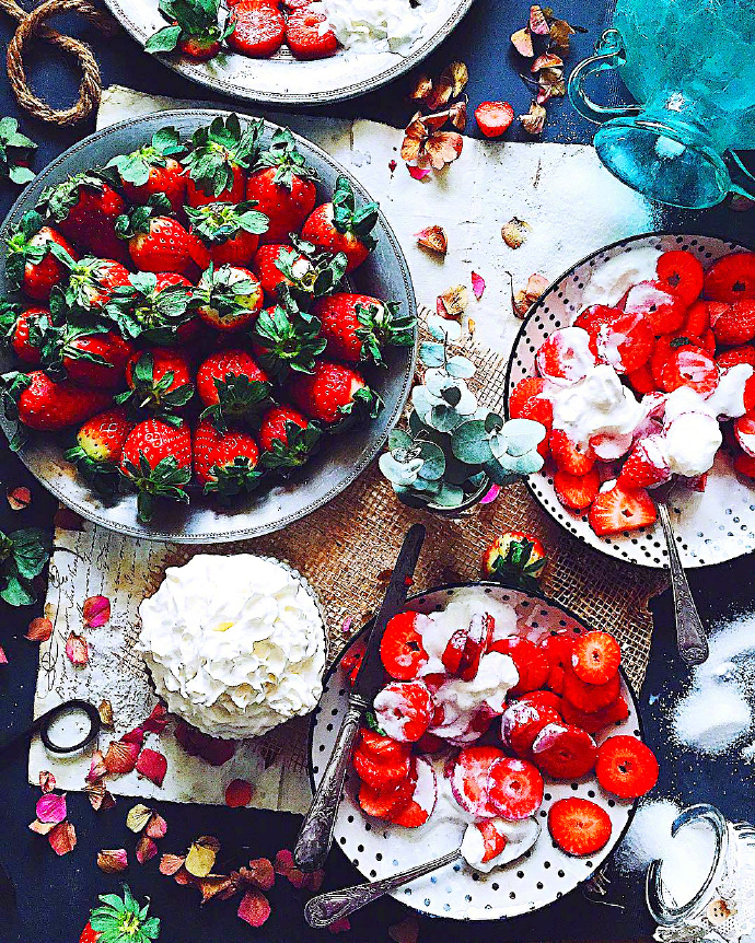 点击大图看下一张：一组特别漂亮的草莓盛宴图片欣赏