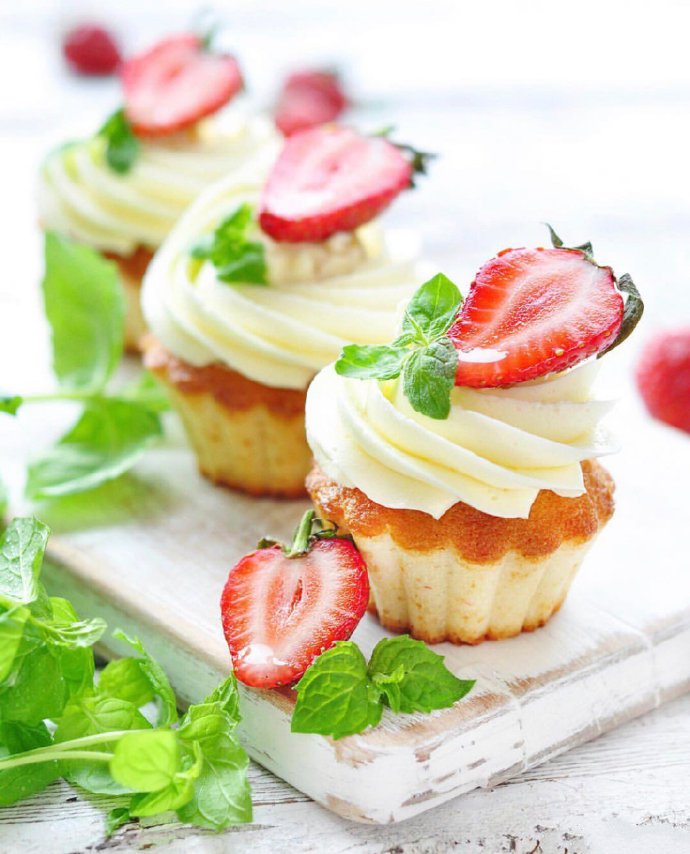 点击大图看下一张：甜中带点酸吃起来爽口舒胃的草莓